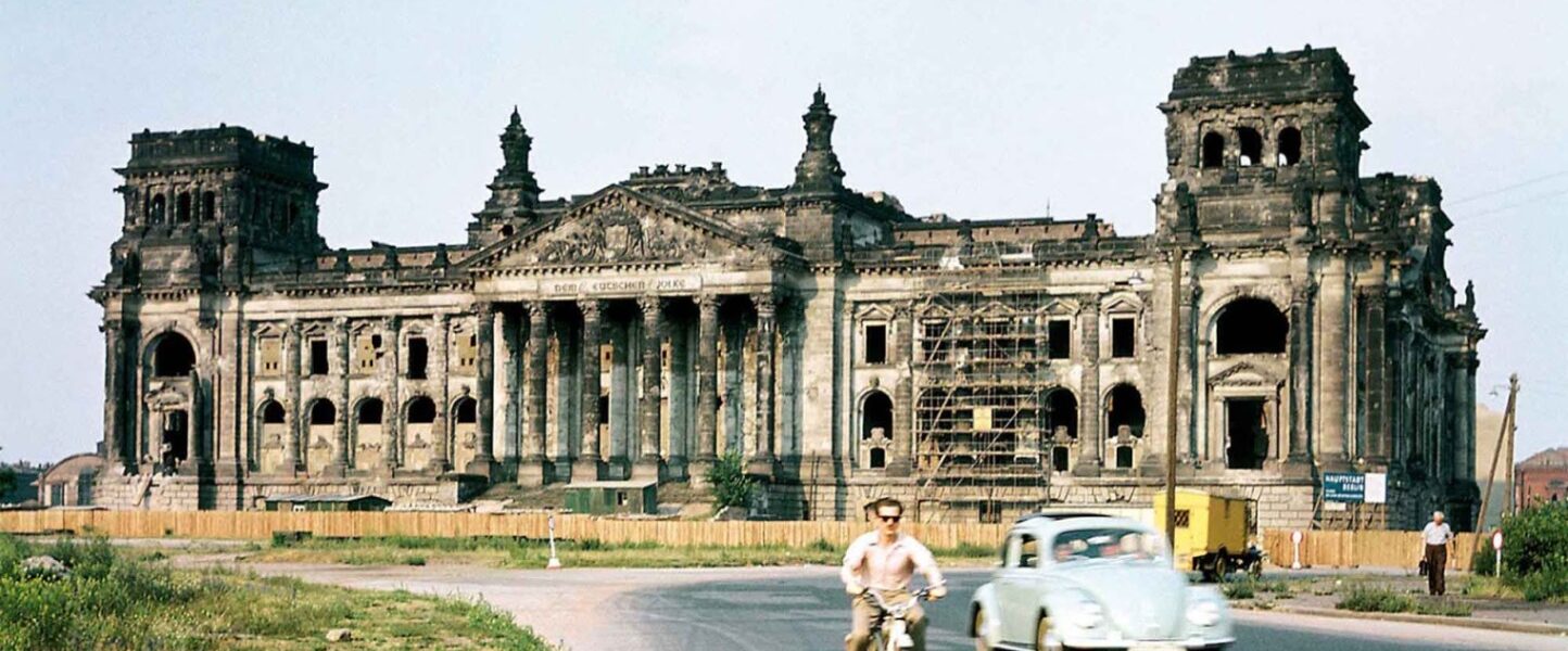 Das Reichstagsgebäude in Berlin kurz vor Beginn der ersten Restaurierung, 1958