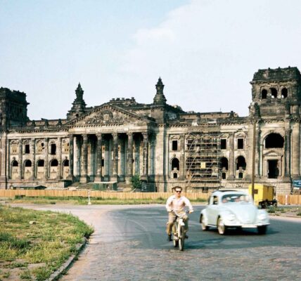 Das Reichstagsgebäude in Berlin kurz vor Beginn der ersten Restaurierung, 1958