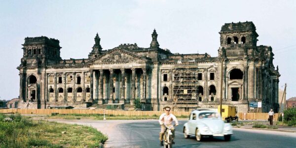 Das Reichstagsgebäude in Berlin kurz vor Beginn der ersten Restaurierung, 1958