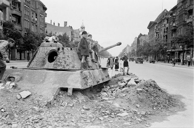 Schwarz-Weiß-Fotos des zerstörten Berlins im Jahr 1945