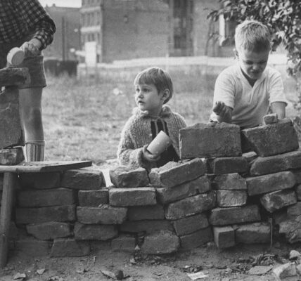 Berliner Mauer im Kalten Krieg: Eindrucksvolle Bilder von der Geburt einer brutalen Teilung