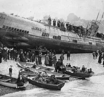 Ein U-Boot aus dem Ersten Weltkrieg, das 1919 am Strand von Hastings an Land gespült wurde