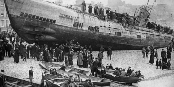 Ein U-Boot aus dem Ersten Weltkrieg, das 1919 am Strand von Hastings an Land gespült wurde