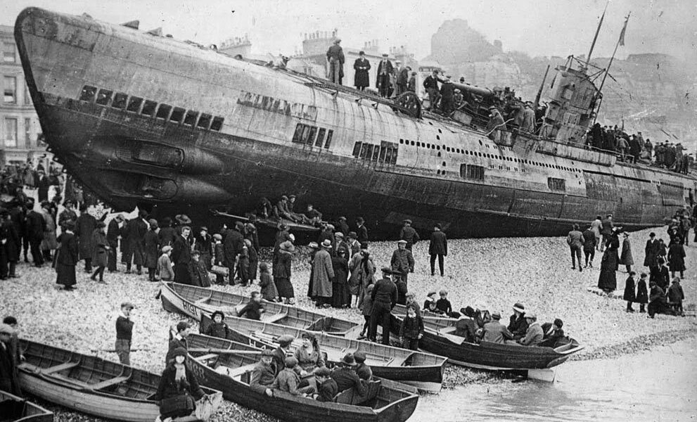 Ein U-Boot aus dem Ersten Weltkrieg, das 1919 am Strand von Hastings an Land gespült wurde