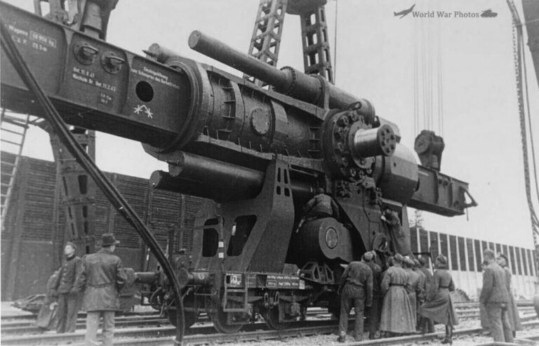 Railway guns,Schwerer Gustav 80cm K(E) Dora rail gun, 1942