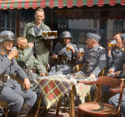 Eine Gruppe von Soldaten des deutschen Nachrichtenkorps der Luftwaffe (Kradmelder) gönnt sich ein Bier auf einer Terrasse in der verlassenen niederländischen Stadt Breda (Nordbrabant, Niederlande). Mai 1940