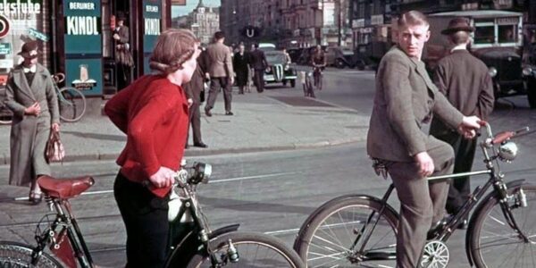 Seltene Farbfotografien, die Straßenszenen im Berlin der 1930er Jahre festhalten