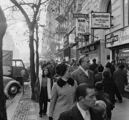 30+ Vintage-Schwarzweißfotos erfassen die Straßen von Hamburg in den frühen 1970er Jahren