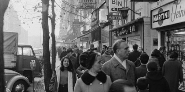 30+ Vintage-Schwarzweißfotos erfassen die Straßen von Hamburg in den frühen 1970er Jahren