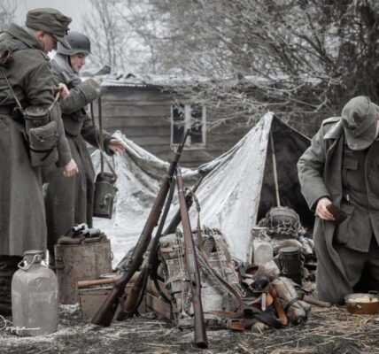 Die deutschen Volksgrenadier kamen nach einer langen Fahrt Anfang Dezember 1944 an ihrem neuen Sammelplatz an und aßen gemeinsam ein warmes Abendessen