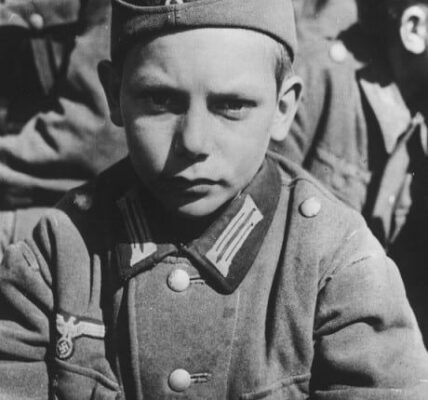 Herzzerreißende Fotos von Kindersoldaten aus dem Ersten und Zweiten Weltkrieg