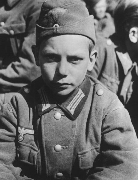 Herzzerreißende Fotos von Kindersoldaten aus dem Ersten und Zweiten Weltkrieg