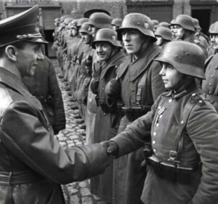 Goebbels gratuliert einem jungen Rekruten zur Verleihung des Eisernen Kreuzes II, 1945