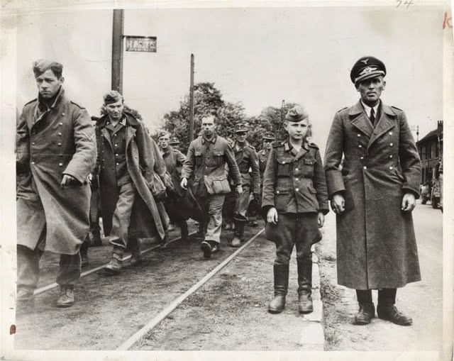 Herzzerreißende Fotos von Kindersoldaten aus dem Ersten und Zweiten Weltkrieg