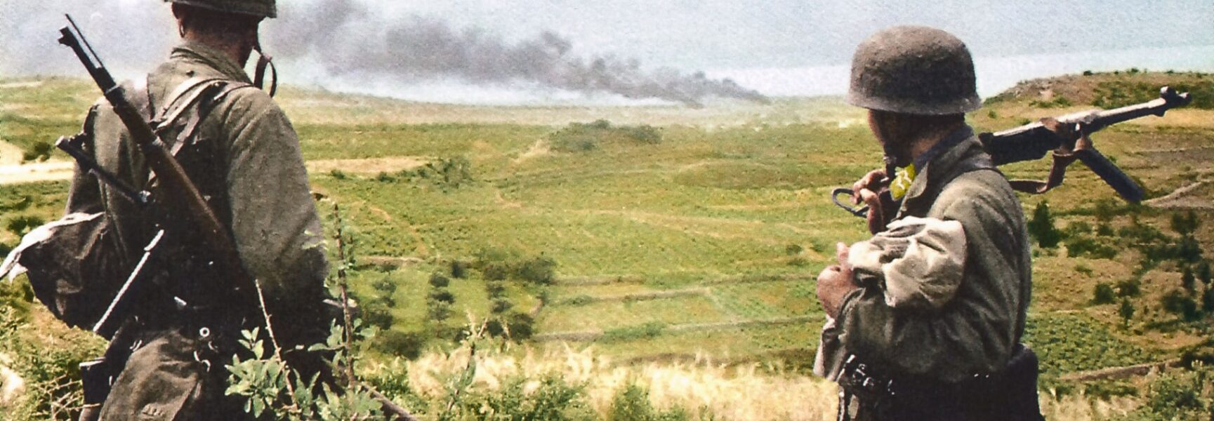 Zwei Fallschirmjäger der 7. Flieger-Division beobachten ihr nächstes Ziel nach der Landung auf Kreta, 20. Mai 1941