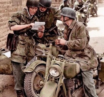 Deutsche Fallschirmjäger in der Normandie, Sommer 1944: Kartenstudium auf einer BMW R75 und einer DKW NZ 350