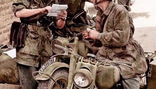 Deutsche Fallschirmjäger in der Normandie, Sommer 1944: Kartenstudium auf einer BMW R75 und einer DKW NZ 350