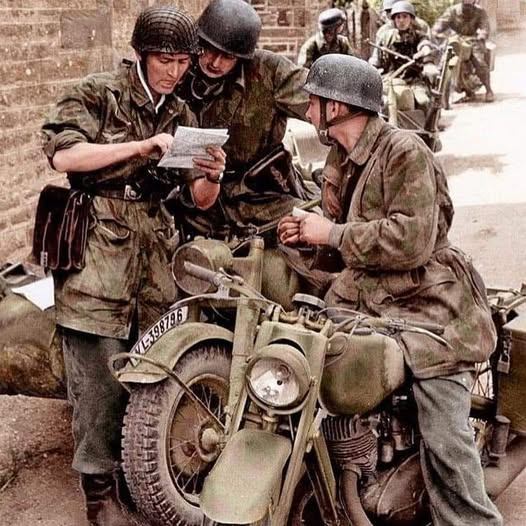 Deutsche Fallschirmjäger in der Normandie, Sommer 1944: Kartenstudium auf einer BMW R75 und einer DKW NZ 350