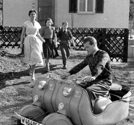 Deutsche Fabrik stellt die „Doppel-Lambretta“ vor, 1953