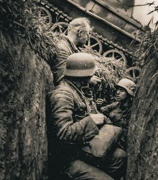 Faszinierende Fotos zeigen, wie Nazi-Motorradfahrer sich aufsattelten, um in den Krieg zu fahren (und einige der anderen seltsamen Motorräder, die es auf das Schlachtfeld geschafft haben)