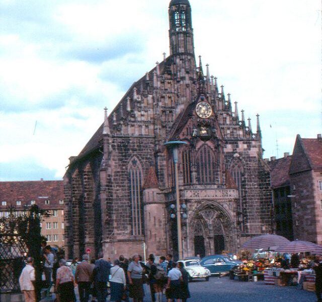 Faszinierende Farbfotos, die Straßenszenen in Deutschland im Jahr 1963 einfangen