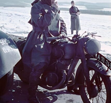 22 erstaunliche Vintage-Fotografien von Frauen auf Motorrädern aus den 1920er und 1930er Jahren