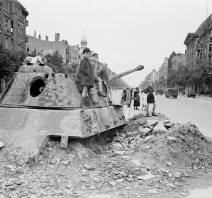 Schwarz-Weiß-Fotos des zerstörten Berlins im Jahr 1945