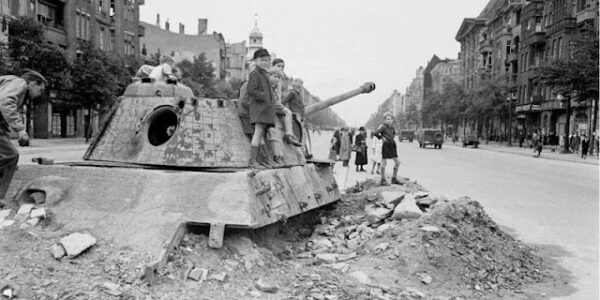 Schwarz-Weiß-Fotos des zerstörten Berlins im Jahr 1945