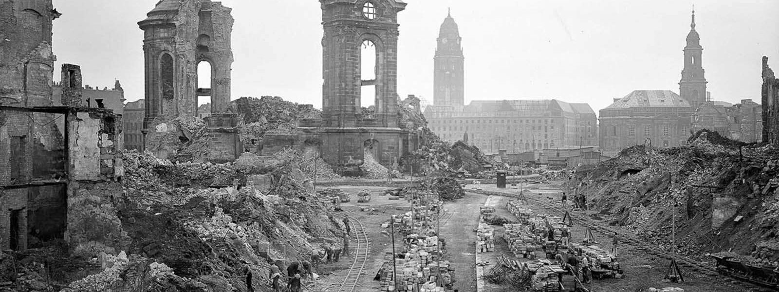 Wiederaufbau Dresdens nach den schrecklichen Bombenangriffen am Ende des Zweiten Weltkriegs, 1945–1970