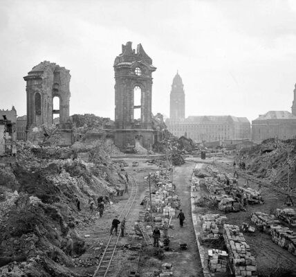 Wiederaufbau Dresdens nach den schrecklichen Bombenangriffen am Ende des Zweiten Weltkriegs, 1945–1970