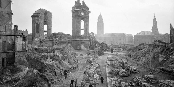 Wiederaufbau Dresdens nach den schrecklichen Bombenangriffen am Ende des Zweiten Weltkriegs, 1945–1970