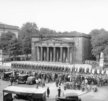 Seltene und erstaunliche Farbfotografien, die Straßenszenen von Berlin aus den frühen 1940er Jahren einfangen