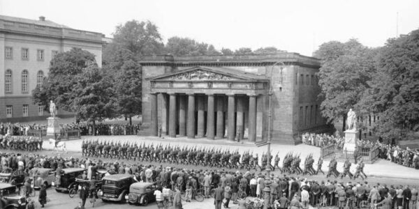 Seltene und erstaunliche Farbfotografien, die Straßenszenen von Berlin aus den frühen 1940er Jahren einfangen