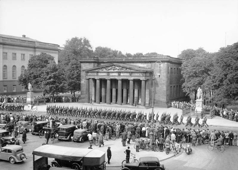 Seltene und erstaunliche Farbfotografien, die Straßenszenen von Berlin aus den frühen 1940er Jahren einfangen