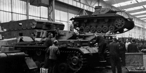 Seltene Fotografien zeigen die Panzerfabriken des Zweiten Weltkriegs 1940-1945