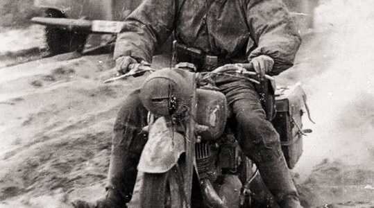 Ein deutscher Motorradfahrer der 3. S Panzer-Division fährt auf einem staubigen Weg an der Ostfront – Seltene Einblicke in die Geschichte!