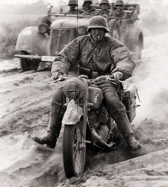 Ein deutscher Motorradfahrer der 3. S Panzer-Division fährt auf einem staubigen Weg an der Ostfront – Seltene Einblicke in die Geschichte!