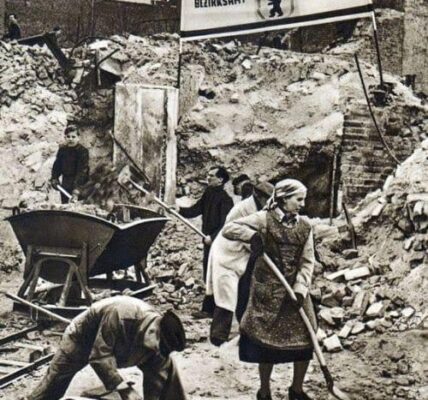 Nach dem Fall: Eindringliche Fotografien dokumentieren die Szene in Hitlers Bunker und den Ruinen Berlins