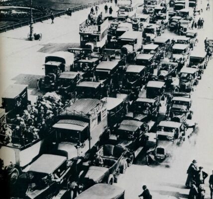 Straßenszenen aus Berlin in den 1920er Jahren in beeindruckenden Fotos