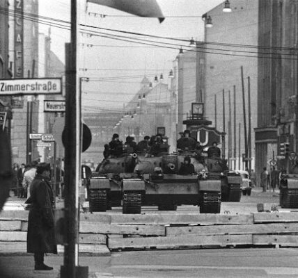 22 Vintage-Fotografien fangen das alltägliche Leben rund um die Berliner Mauer in den 1950er und frühen 1960er Jahren ein