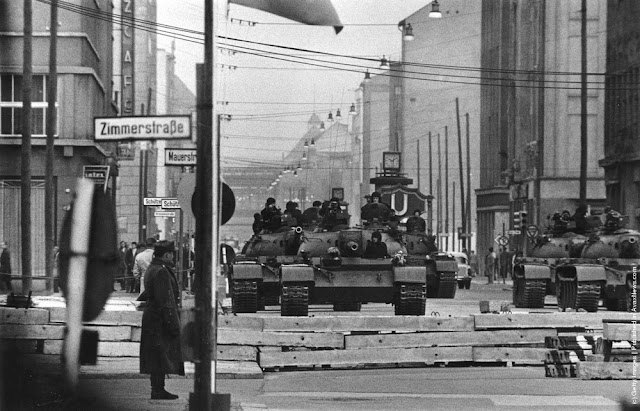 22 Vintage-Fotografien fangen das alltägliche Leben rund um die Berliner Mauer in den 1950er und frühen 1960er Jahren ein