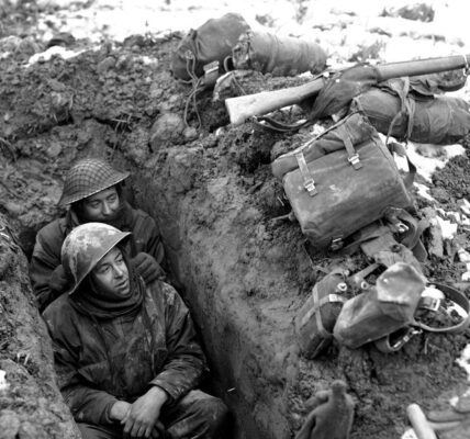 Deutsche Soldaten in den überfluteten Schützengräben, 1943