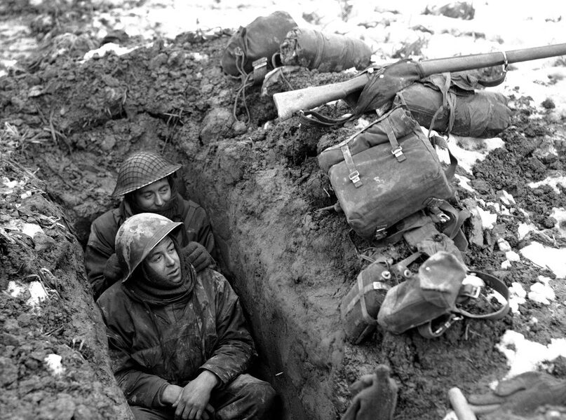 Deutsche Soldaten in den überfluteten Schützengräben, 1943