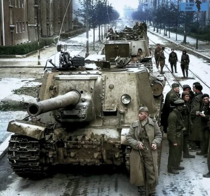 Die sowjetische ISU-122 wurde im April 1945 in Berlin entdeckt. Das Design des Fahrzeugs basierte auf der ISU-152, die mit einer 122-mm-A-19S-Kanone anstelle der ML-20S-Haubitze ausgestattet war