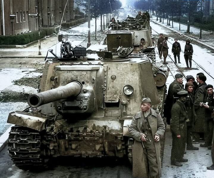 Die sowjetische ISU-122 wurde im April 1945 in Berlin entdeckt. Das Design des Fahrzeugs basierte auf der ISU-152, die mit einer 122-mm-A-19S-Kanone anstelle der ML-20S-Haubitze ausgestattet war