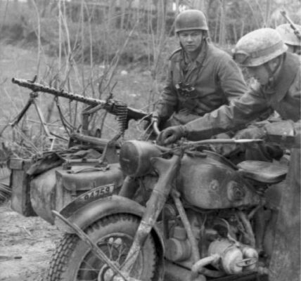 Deutsche Fallschirmjäger mit BMW R75 Motorrad und Beiwagen in Italien, 1943-1944: Ein Blick auf die Kriegsmaschinen der Wehrmacht