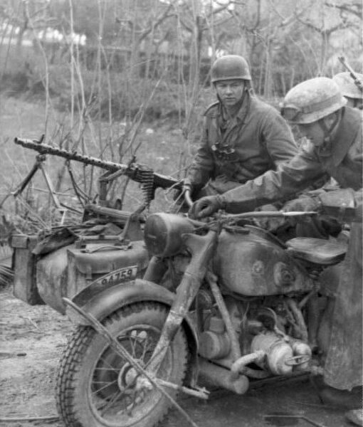 Deutsche Fallschirmjäger mit BMW R75 Motorrad und Beiwagen in Italien, 1943-1944: Ein Blick auf die Kriegsmaschinen der Wehrmacht