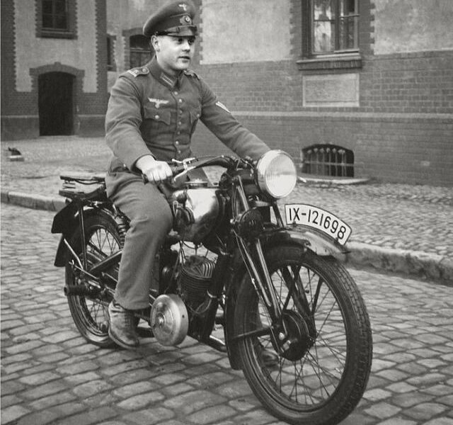 Erstaunliche Vintage-Fotografien von Menschen, die mit ihren Motorrädern posieren