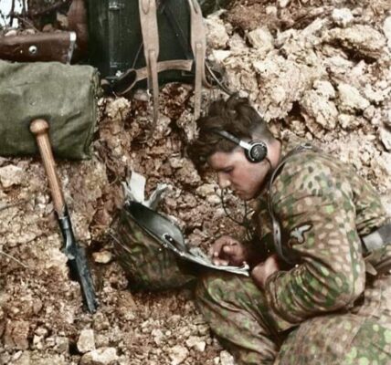 Nachrichten aus der Front: Junger deutscher Funker der 12. Waffen-SS-Panzerdivision bei der Arbeit – Überträgt und notiert wichtige Funksprüche!