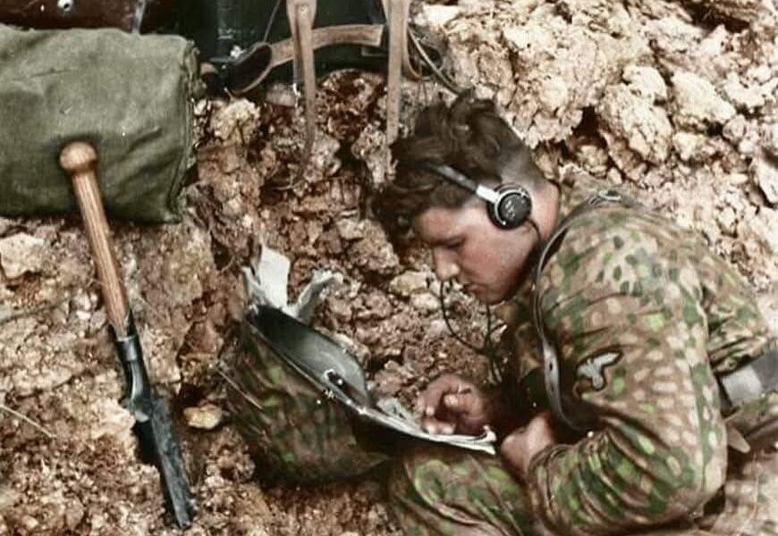 Nachrichten aus der Front: Junger deutscher Funker der 12. Waffen-SS-Panzerdivision bei der Arbeit – Überträgt und notiert wichtige Funksprüche!